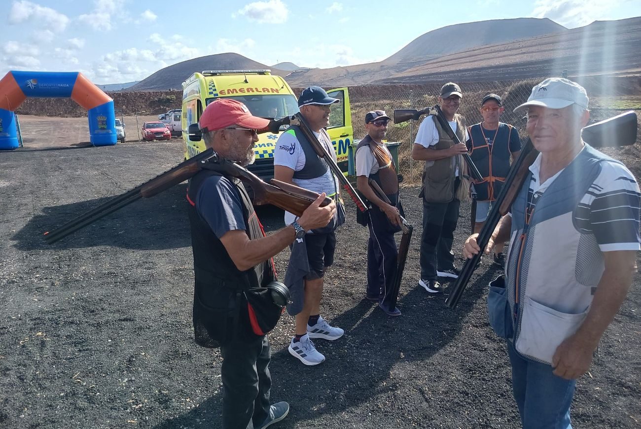 La familia del deporte disfruta del tiro al plato en Yaiza